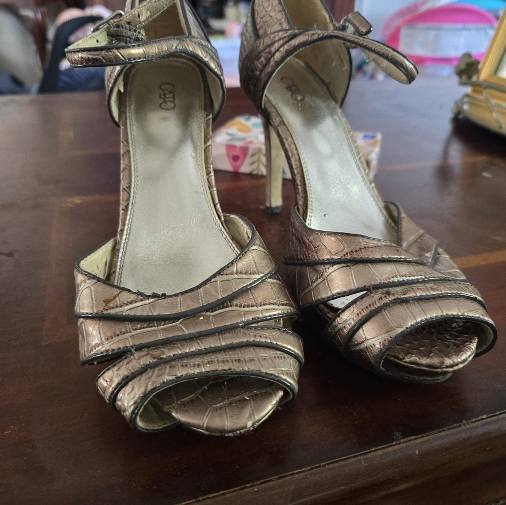 Metallic heel